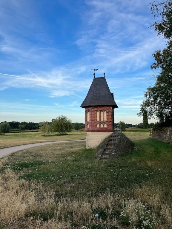"Ferienwohnung Am Schloss" - Ferienwohnung Mit Blick Auf Das Barbyer Schloss, 5 Gehminuten Bis Zur Elbe Ngoại thất bức ảnh